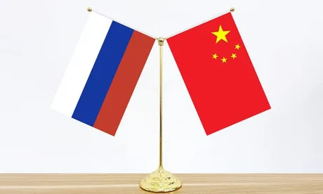 Steagurile Rusiei și Chinei, simbol al sprijinului reciproc.
