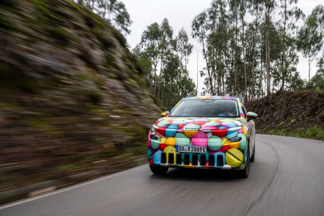 Skoda Epiq pe drum, evidențiind designul său atractiv.