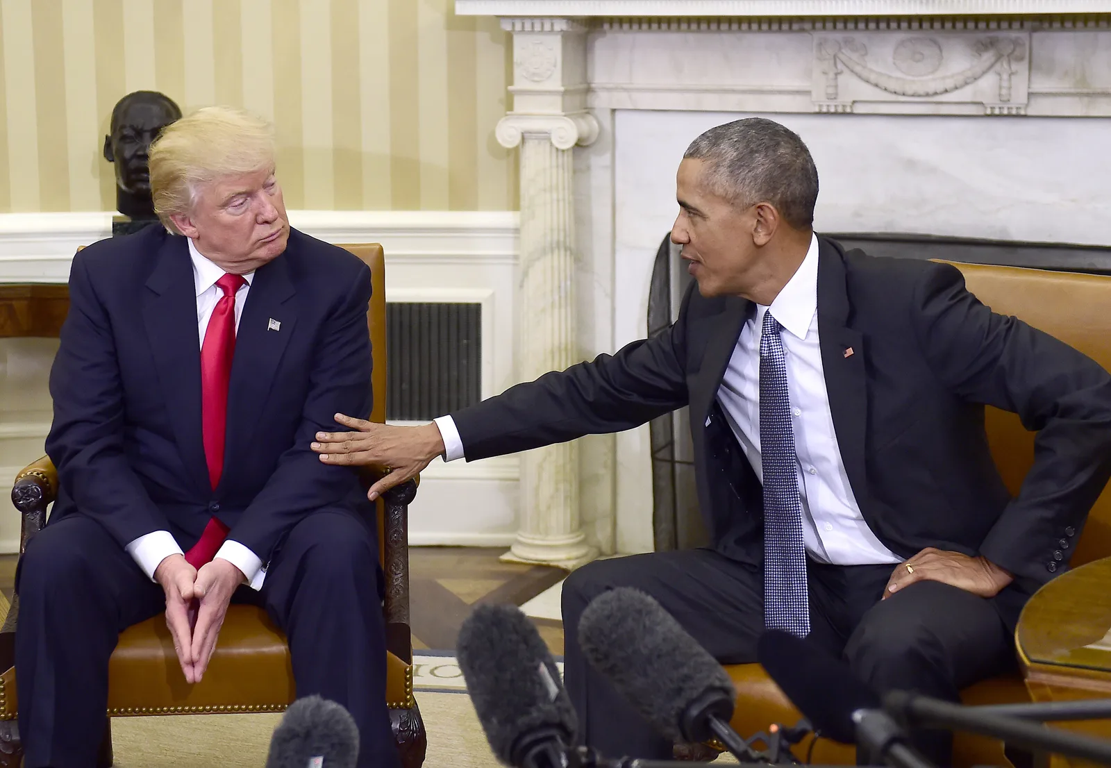 Donald Trump și Barack Obama discută tensionat în biroul oval.