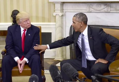 Donald Trump și Barack Obama discută tensionat în biroul oval.