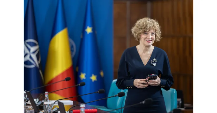 Vicepremierul Oana Gheorghiu discutând despre pensiile speciale ale magistraților.