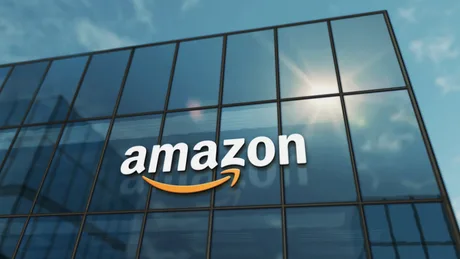 Clădire Amazon reflectată în geamuri, simbol al inovației tehnologice.