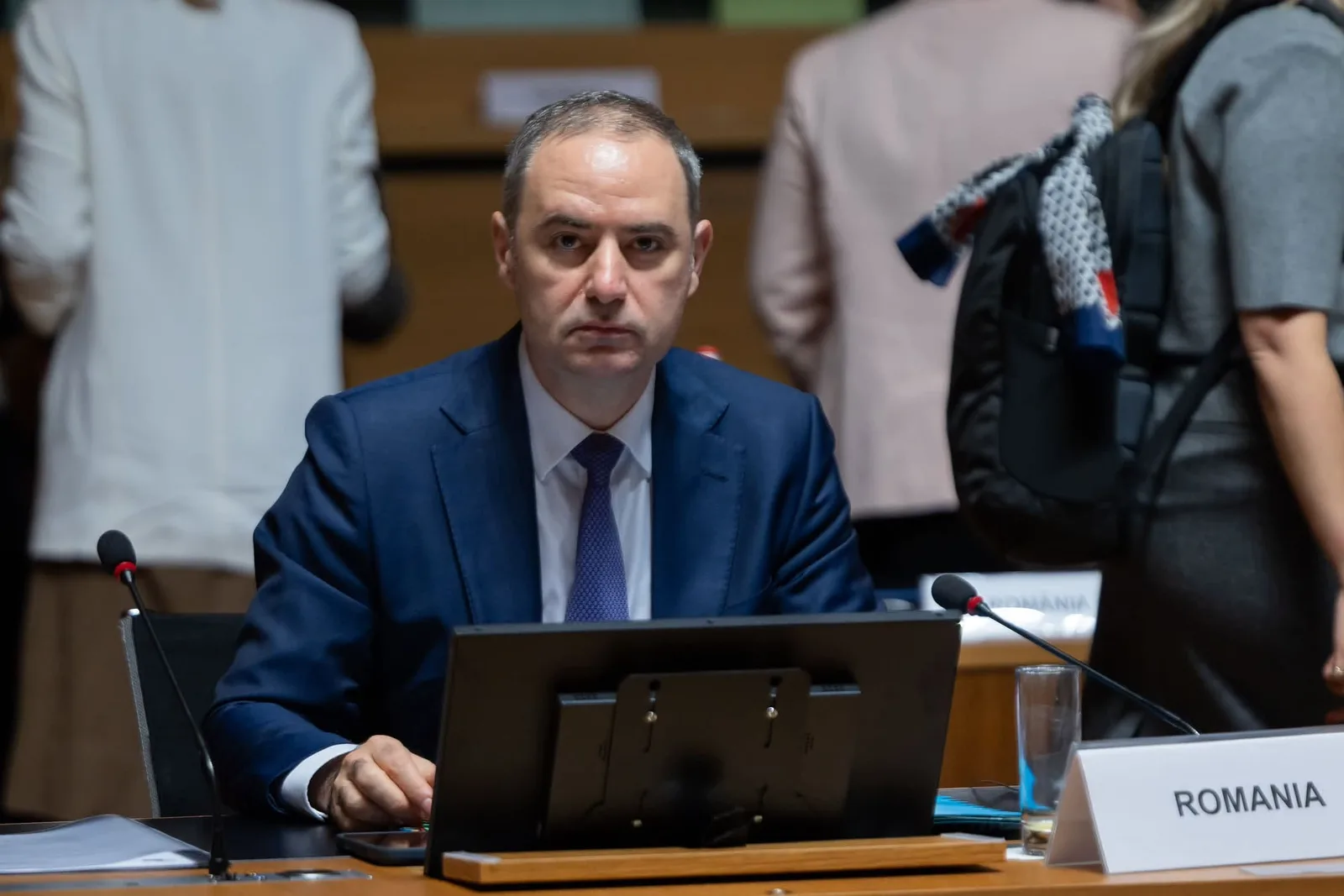 Ministrul Finanțelor discutând despre finanțarea deficitului bugetar.
