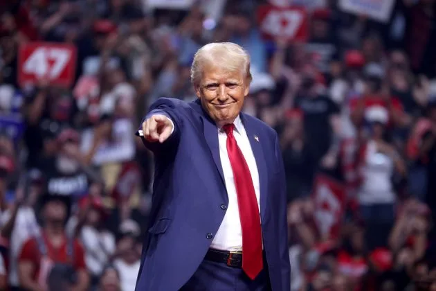 Donald Trump discutând despre prețurile la carburanți în fața susținătorilor.