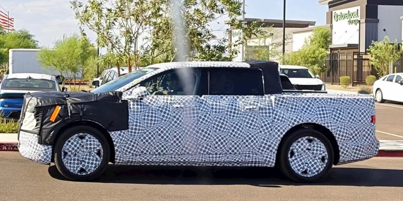 Pickup electric Ford camuflat, pregătit pentru integrarea Apple Maps în 2027.