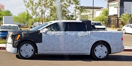 Pickup electric Ford camuflat, pregătit pentru integrarea Apple Maps în 2027.