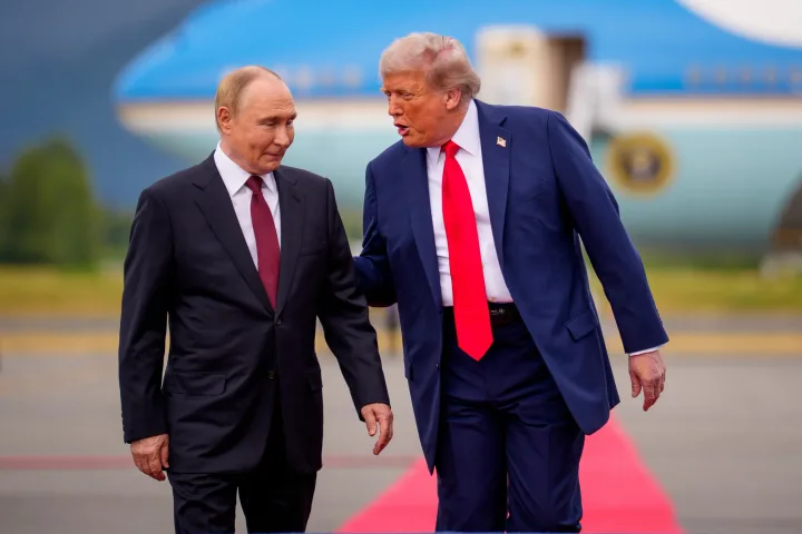Trump și Putin discutând despre relațiile internaționale.