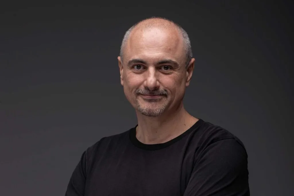Adrian Erimescu, fondatorul platformei Growceanu, zâmbind în fața camerei.
