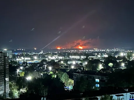Incendiu mare la o rafinărie din Rusia după atacul cu drone.