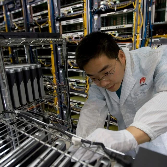 Un angajat Huawei lucrează la echipamente tehnologice avansate.