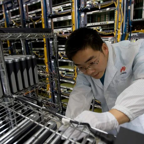 Un angajat Huawei lucrează la echipamente tehnologice avansate.