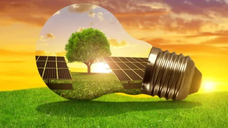Bec cu peisaj solar și panouri fotovoltaice la apus.