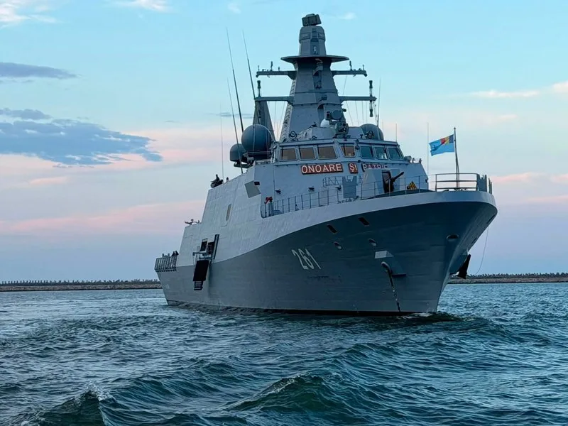 Corveta românească „Contraamiral August Roman” navigând în Marea Neagră.