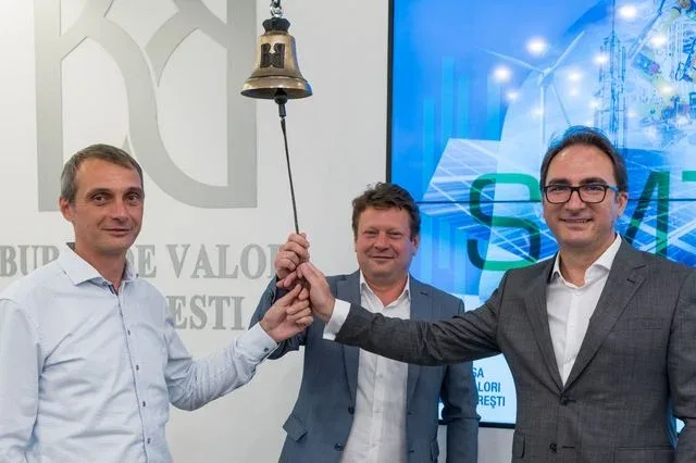 Reprezentanți ai Simtel Team sărbătoresc semnarea contractului EPC pentru centrala fotovoltaică.