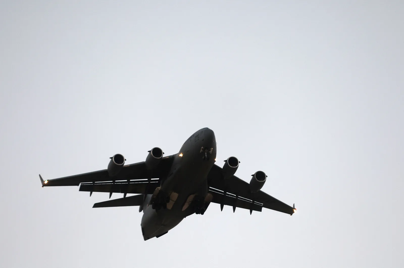Avion militar american C-17 zburând pe cerul Moscovei.