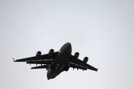 Avion militar american C-17 zburând pe cerul Moscovei.
