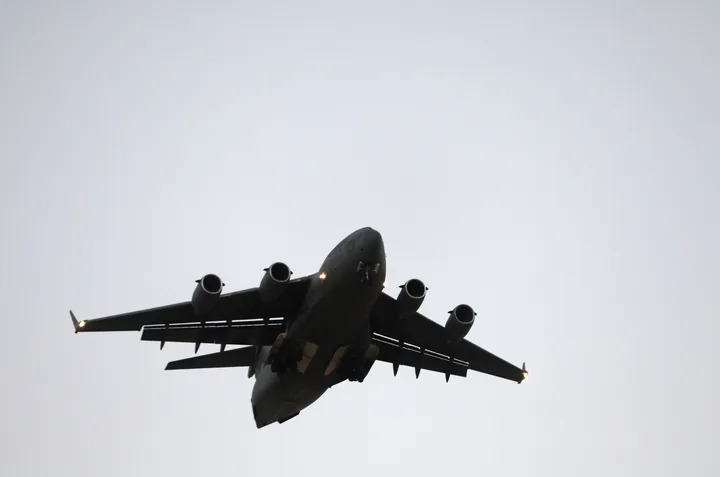 Avion militar american C-17 zburând pe cerul Moscovei.