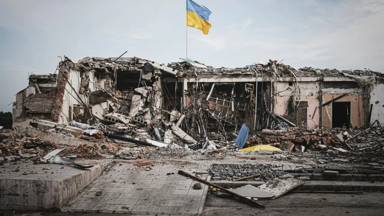 Clădiri distruse în urma atacurilor rusești din Ucraina.