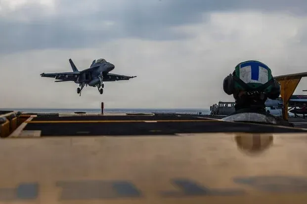 Avion de luptă decolând de pe portavion în Marea Arabiei
