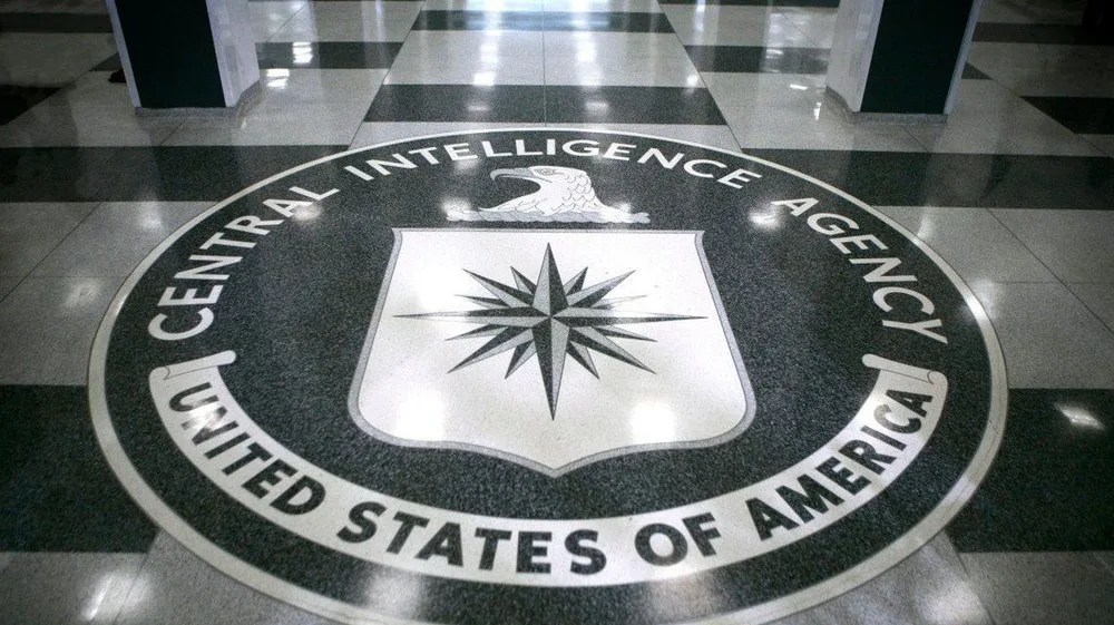 Logo-ul CIA pe podeaua unei clădiri, simbolizând agenția de informații.