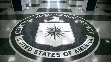 Logo-ul CIA pe podeaua unei clădiri, simbolizând agenția de informații.