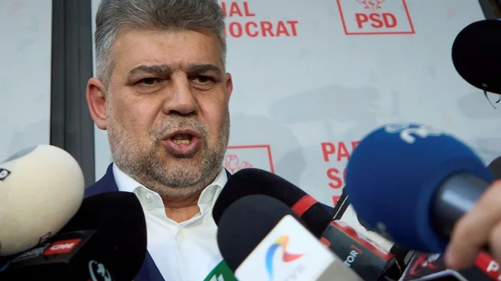 Declarații ale unui politician în fața presei, cu microfoane și camere de filmat.