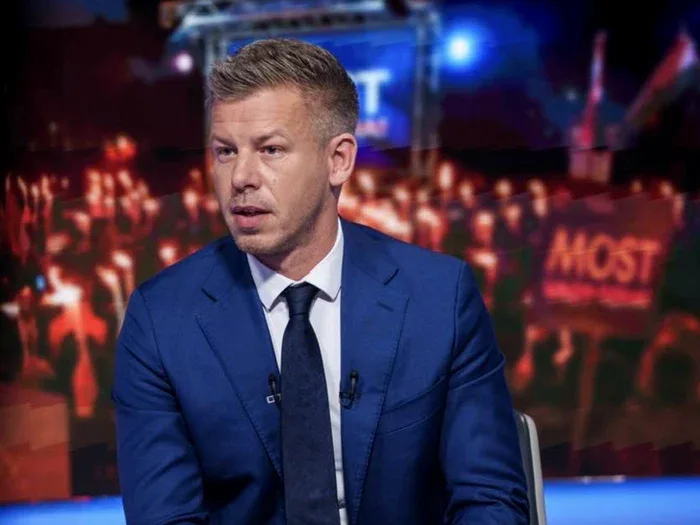 István Kollai discutând despre transparența programelor guvernamentale.