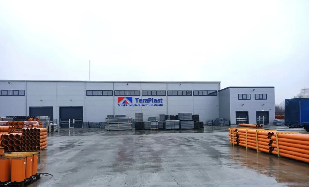 Clădire TeraPlast cu materiale de construcție pe platformă.
