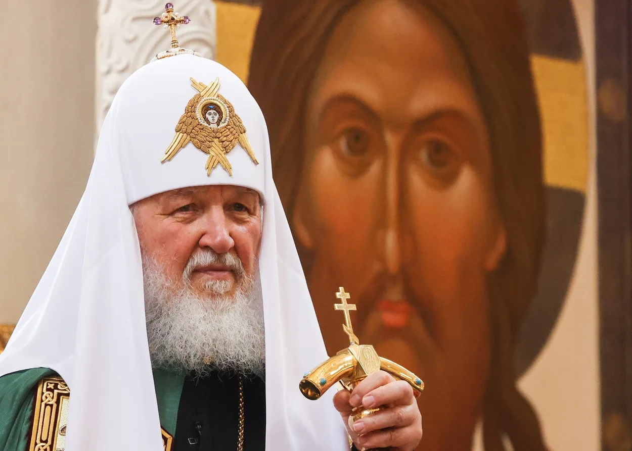 Patriarhul Kirill ținând un obiect religios în fața unei icoane.