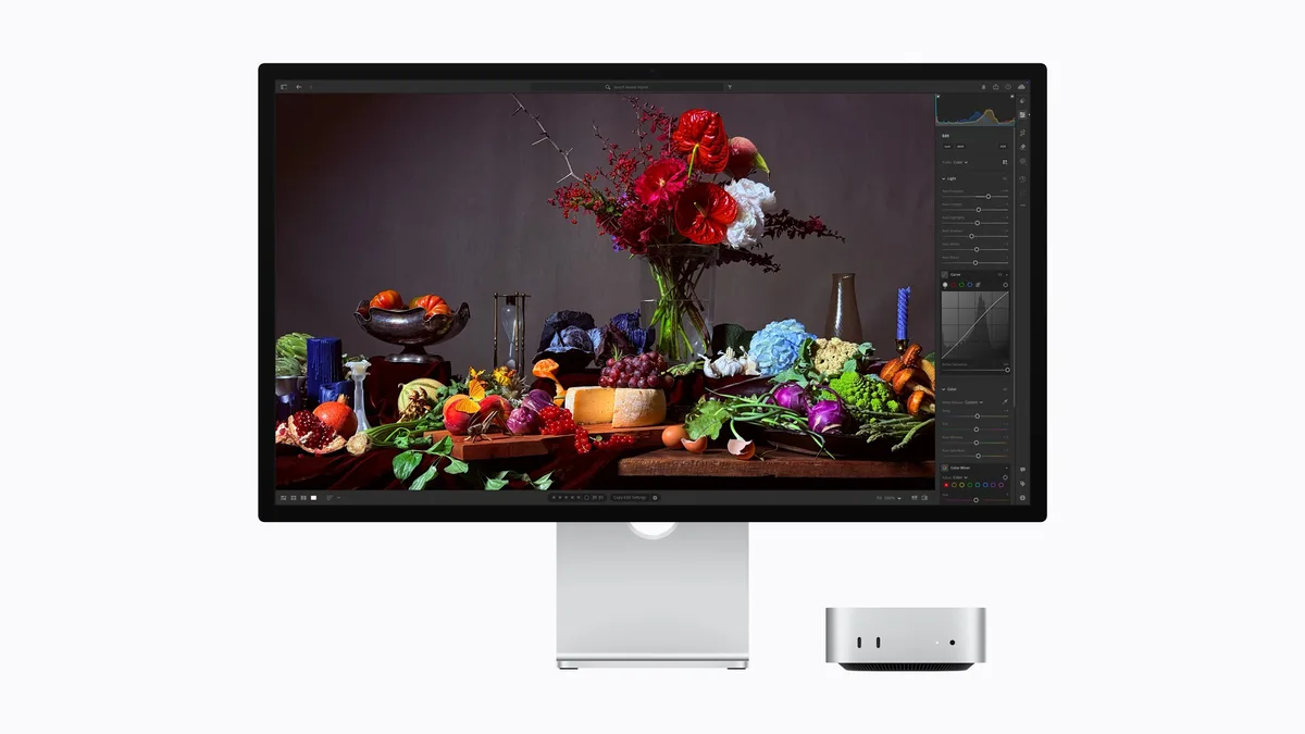 Monitor cu o compunere de flori și legume colorate.