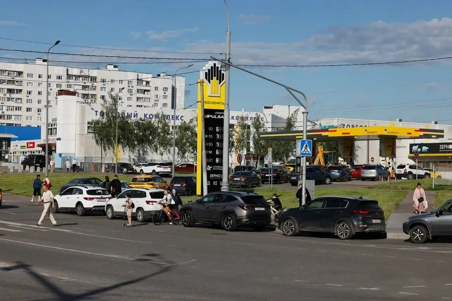 Cozi lungi la benzinării în Novorossiisk din cauza restricțiilor de combustibil.