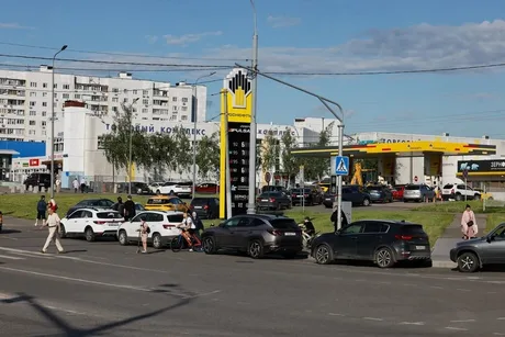 Cozi lungi la benzinării în Novorossiisk din cauza restricțiilor de combustibil.