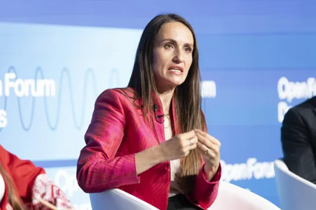Oana Țoiu discutând despre relațiile internaționale la un eveniment.