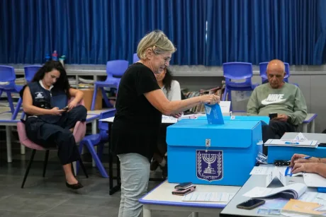 O femeie votează într-o secție electorală din Israel.