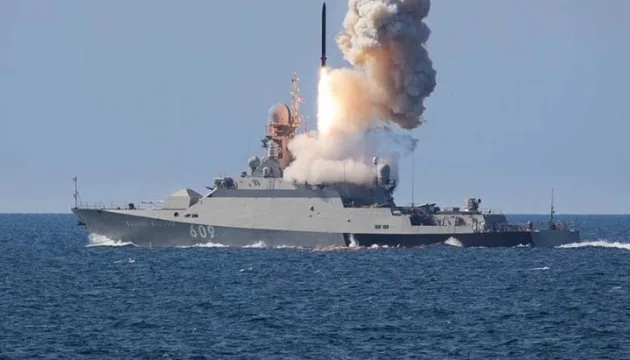Nava cu GPL atacată de drone în Marea Neagră, provocând pagube și răniți.