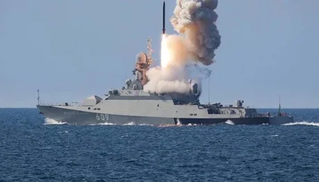 Nava cu GPL atacată de drone în Marea Neagră, provocând pagube și răniți.