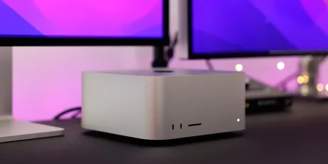 Un Mac mini pe birou, pregătit pentru utilizare ca server personal.