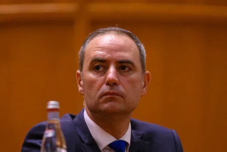 Alexandru Nazare discutând despre deficitul bugetar și investiții publice.