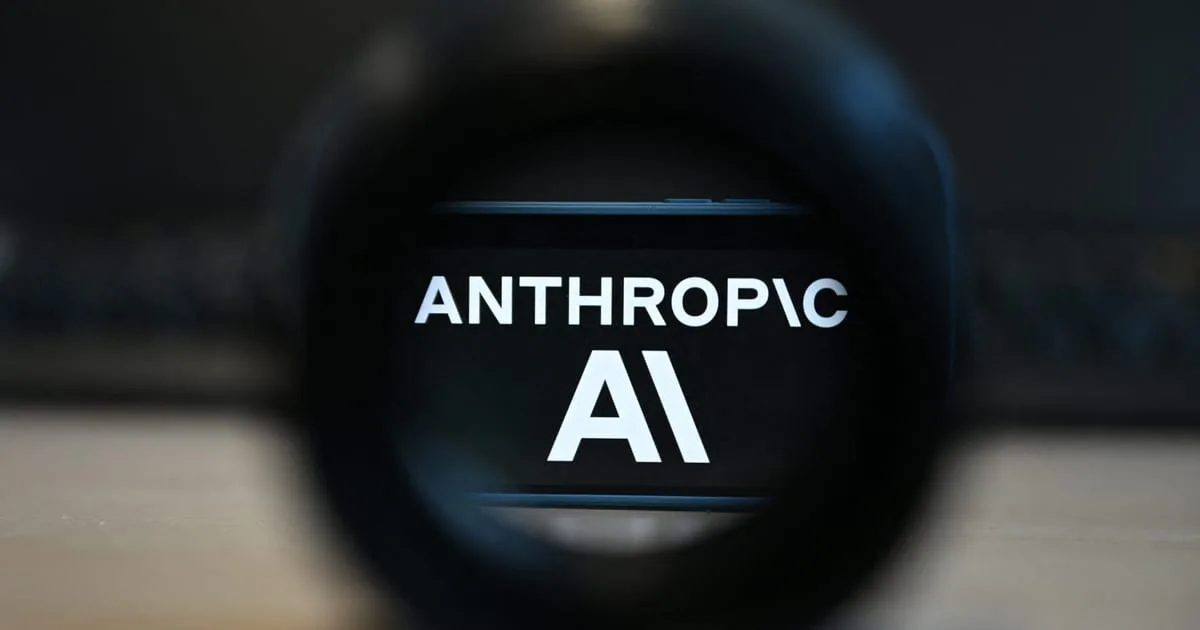 Logo-ul Anthropic văzut printr-un obiect rotund, cu text clar și contrastant.