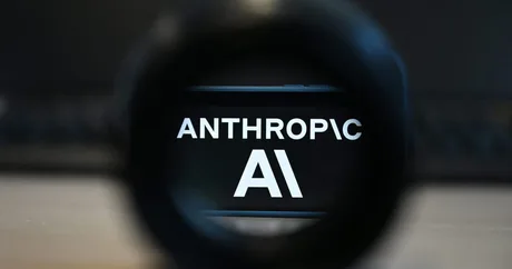 Logo-ul Anthropic văzut printr-un obiect rotund, cu text clar și contrastant.