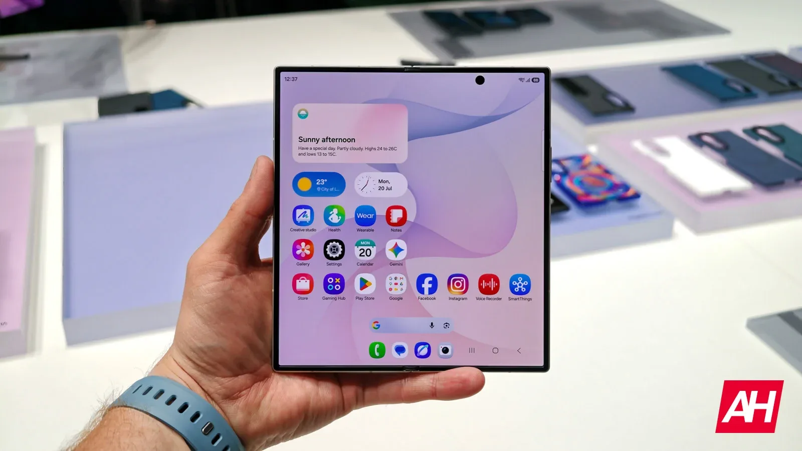 Un telefon pliabil Galaxy Z Fold 8, deschis, cu interfața de utilizare vizibilă.