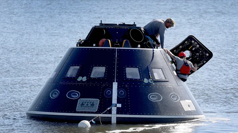 Capsula Orion în timpul testelor de siguranță pe apă.