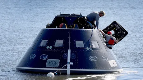 Capsula Orion în timpul testelor de alimentare la Centrul Spațial Kennedy.