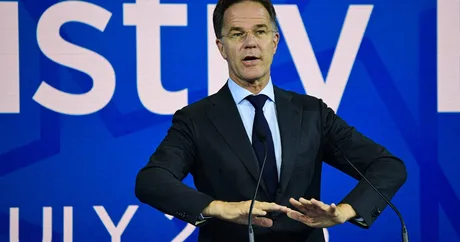 Mark Rutte discutând despre cheltuielile de apărare la summitul NATO.