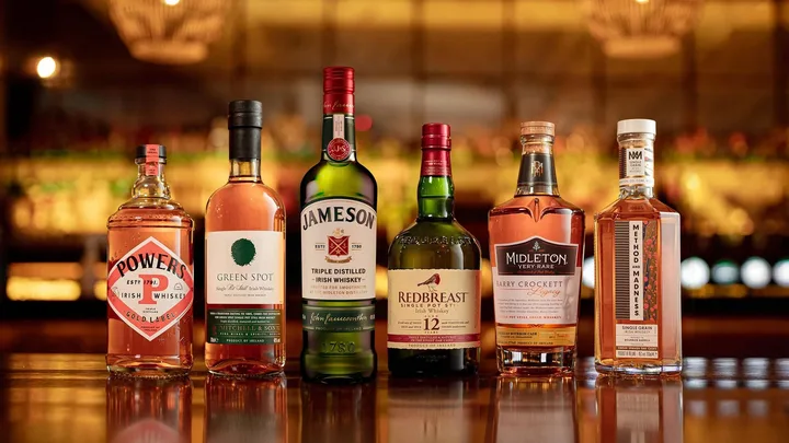 Diferite sticle de whiskey irlandez expuse pe un bar elegant.