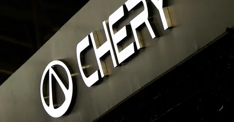 Logo Chery pe un fundal neutru, simbolizând expansiunea în industria auto.