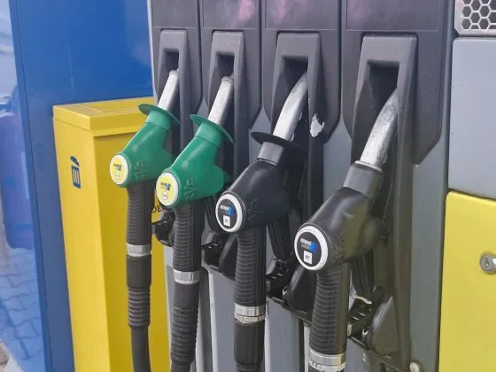 Benzinării cu pompele de alimentare pentru carburant.