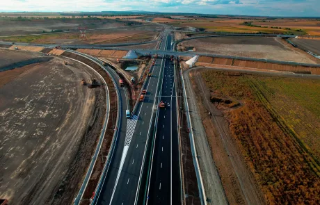 Nodul rutier Bacău Nord pe autostrada A7 în construcție, cu lucrări vizibile și peisaj rural.
