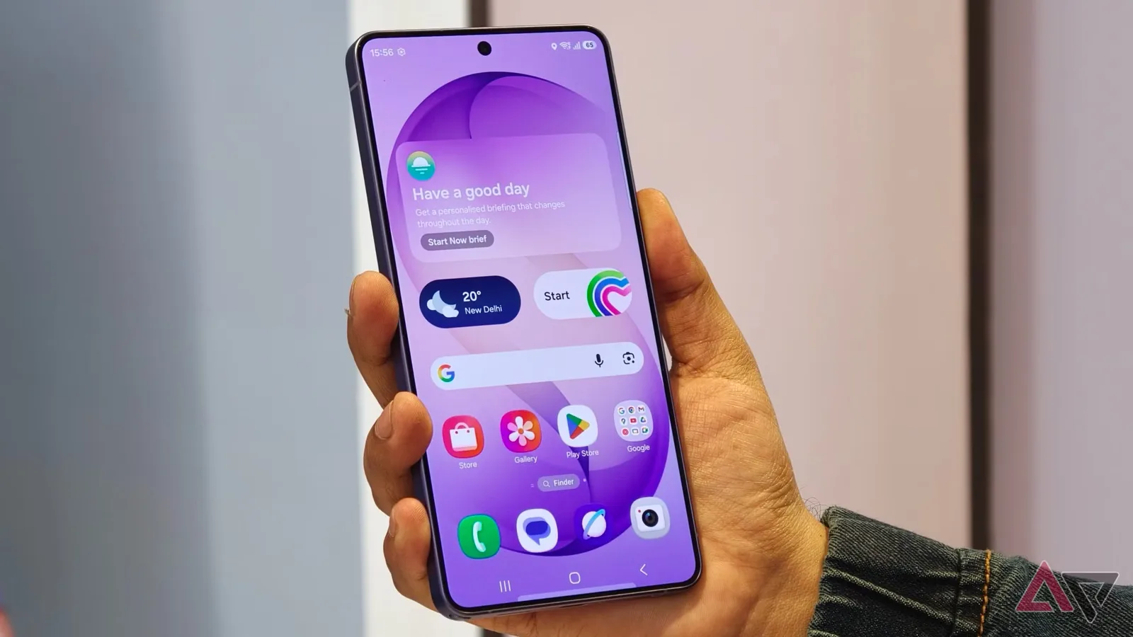 Un smartphone Samsung cu un ecran colorat și aplicații deschise pe display.