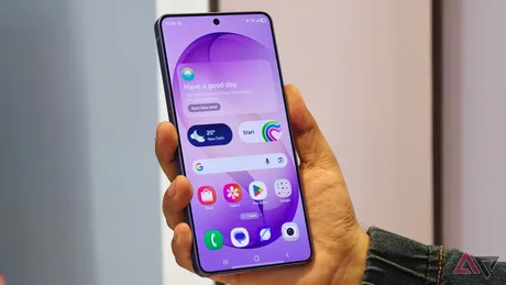 Un smartphone Samsung cu un ecran colorat și aplicații deschise pe display.